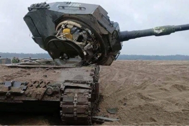 Украинские военные сорвали башню с танка Leopard2A4 Скриншот из видео с места событий