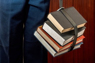 Человек в библиотеке https://pxhere.com